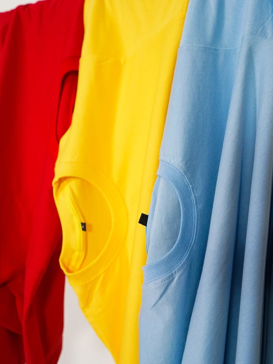 Camisetas de colores colgadas
