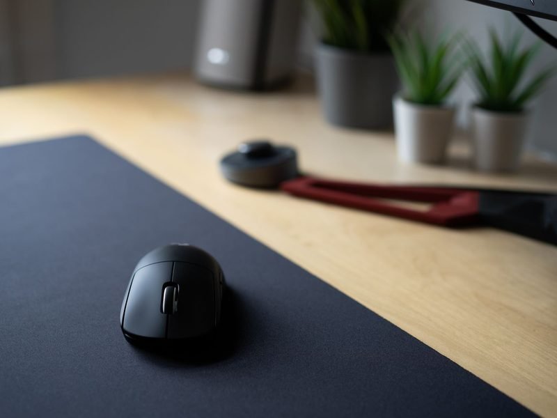 Mouse sobre un mouse pad negro