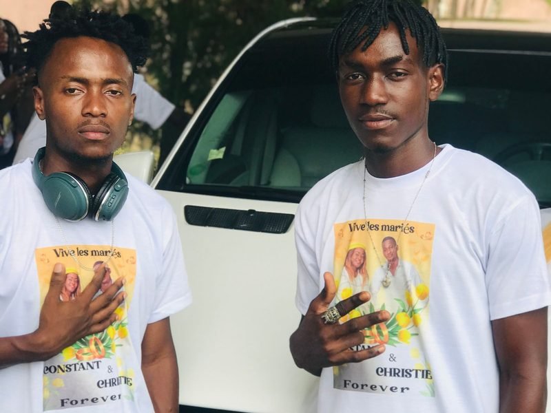 Dos invitados con camisetas de la boda