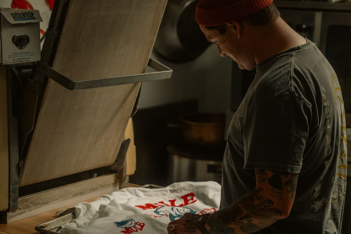 Plancha térmica estampando una camiseta